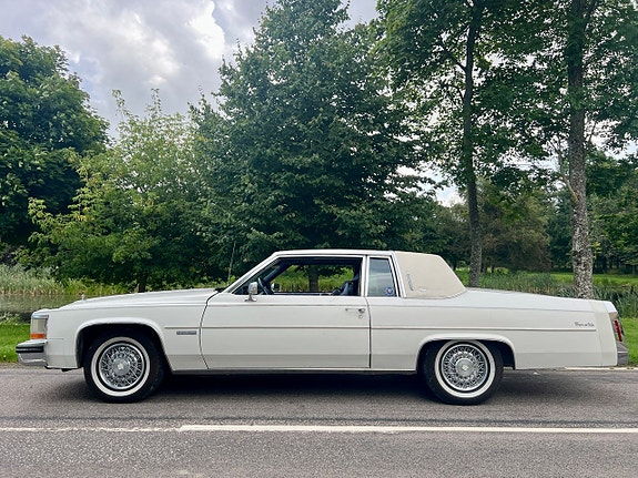 Cadillac Coupé DeVille 9 of 23