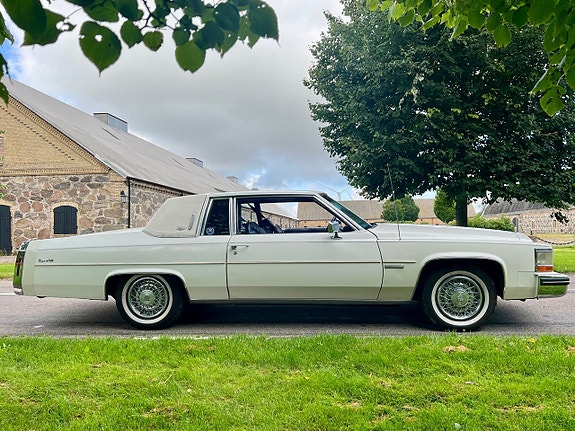 Cadillac Coupé DeVille 6 of 23