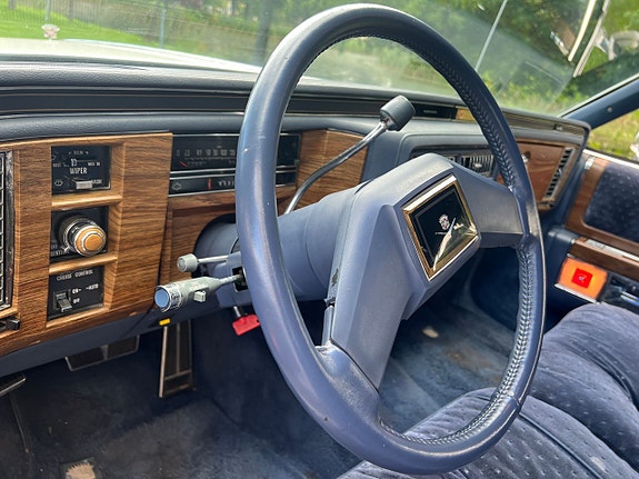 Cadillac Coupé DeVille 14 of 23