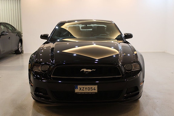 Ford Mustang 2 of 5