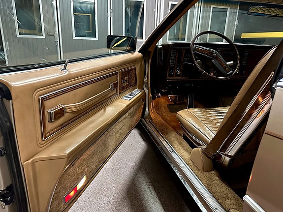 Buick Riviera 19 of 24