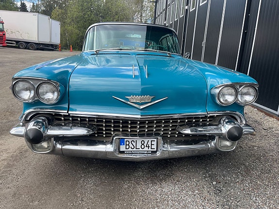 Cadillac Deville 6 of 22