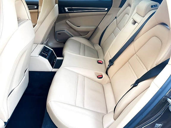 Porsche Panamera 4 7 of 9