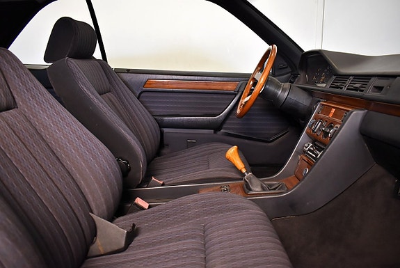 Mercedes-Benz 230 CE 11 of 14