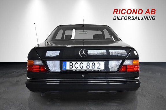 Mercedes-Benz 230 CE 8 of 14