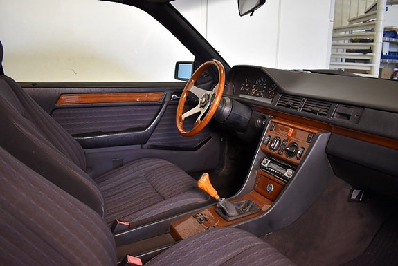 Mercedes-Benz 230 CE 12 of 14