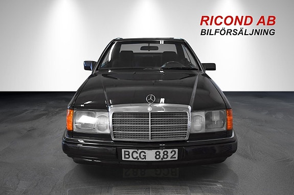 Mercedes-Benz 230 CE 7 of 14