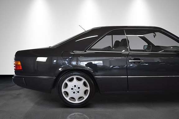 Mercedes-Benz 230 CE 9 of 14