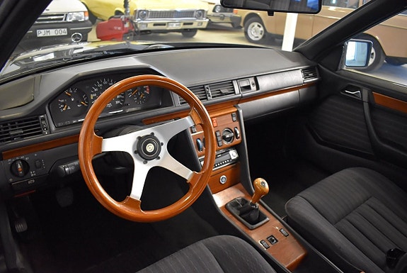Mercedes-Benz 230 CE 13 of 14