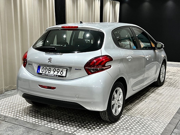 Peugeot 208 2 of 5