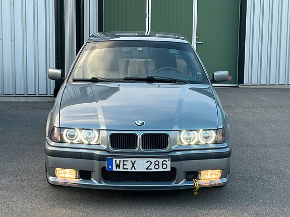 BMW 323i