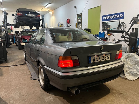 BMW 323i 7 of 9
