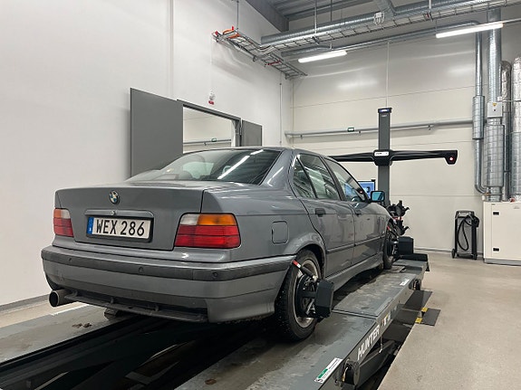 BMW 323i 6 of 9