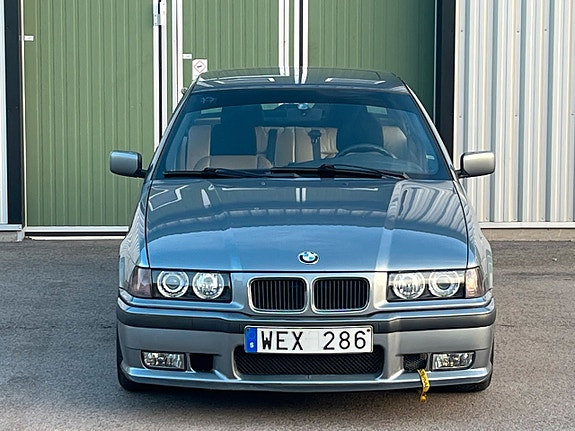 BMW 323i