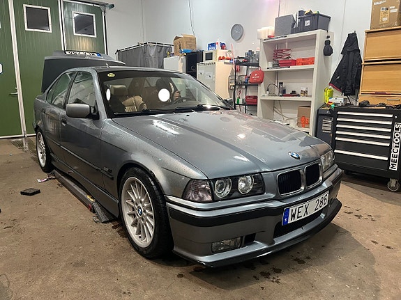 BMW 323i 5 of 9