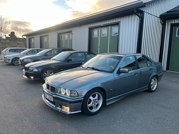 BMW 323i 4 of 9