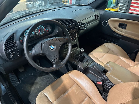 BMW 323i 8 of 9