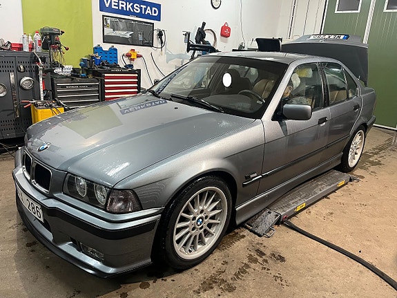 BMW 323i 3 of 9
