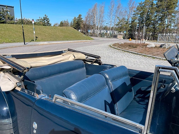 Lincoln Continental 10 of 13