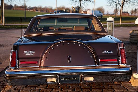 Lincoln Continental 7 of 18