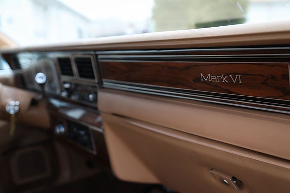 Lincoln Continental 11 of 18