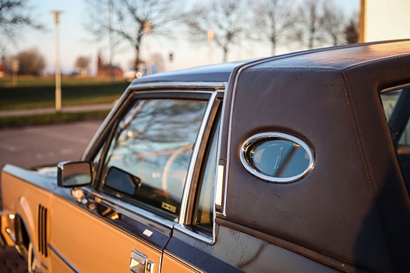 Lincoln Continental 8 of 18