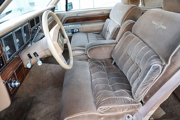 Lincoln Continental 18 of 18