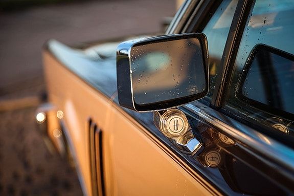 Lincoln Continental 9 of 18