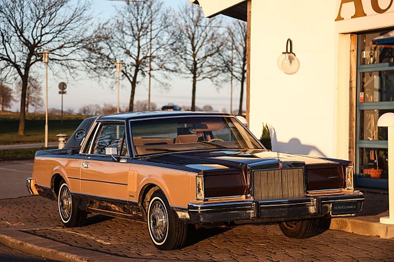 Lincoln Continental 2 of 5