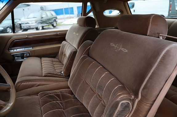 Lincoln Continental 13 of 18