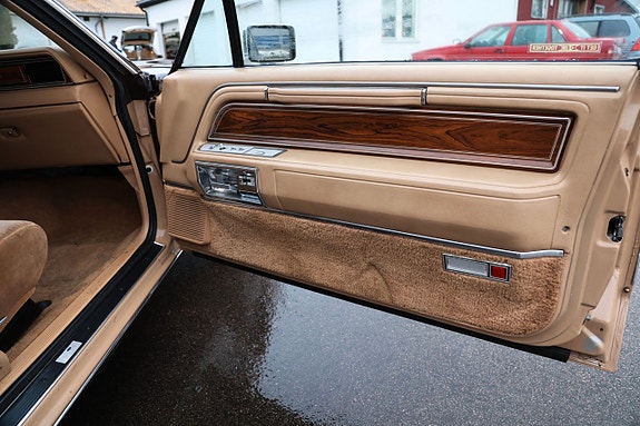 Lincoln Continental 12 of 18