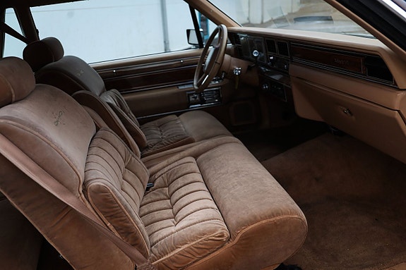 Lincoln Continental 10 of 18