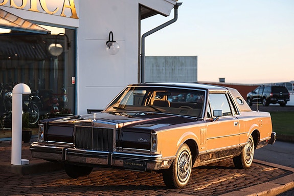 Lincoln Continental 3 of 5