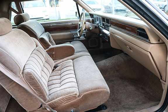 Lincoln Continental 15 of 18