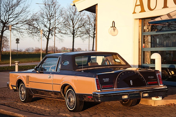 Lincoln Continental 4 of 5
