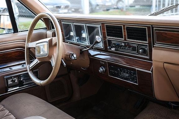 Lincoln Continental 17 of 18