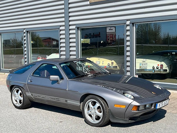 Porsche 928 2 of 5