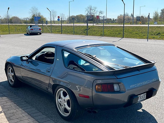 Porsche 928 4 of 5