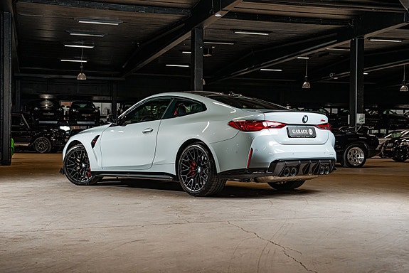 BMW M4 4 of 5