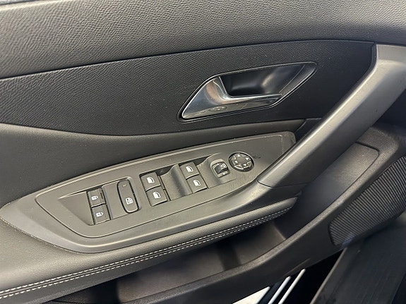 Peugeot 308 SW 15 of 18