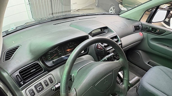 Mitsubishi Space Wagon 13 of 20