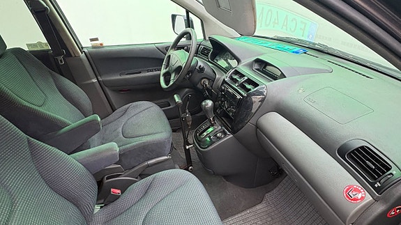 Mitsubishi Space Wagon 17 of 20