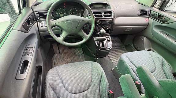 Mitsubishi Space Wagon 16 of 20