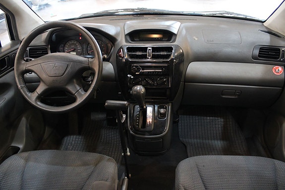 Mitsubishi Space Wagon 2 of 5