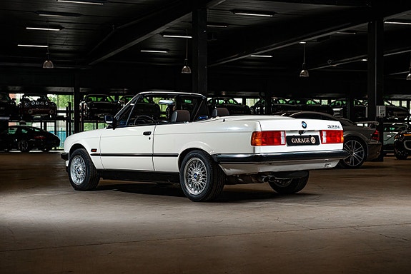 BMW 325i 4 of 5
