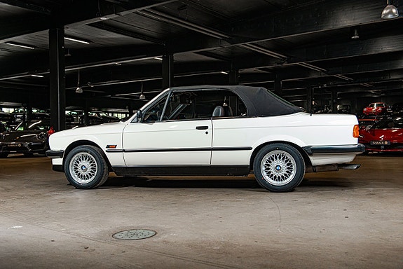 BMW 325i 3 of 5