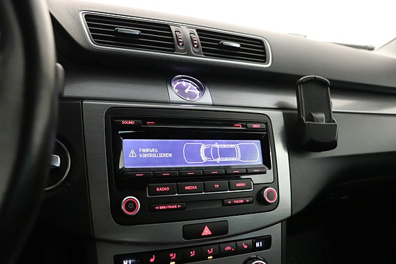 Volkswagen Passat 17 of 19