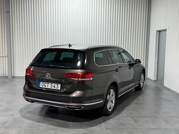 Volkswagen Passat Alltrack 2 of 5