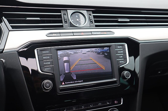 Volkswagen Passat Alltrack 3 of 5