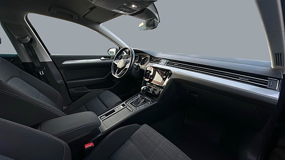 Volkswagen Passat 10 of 28